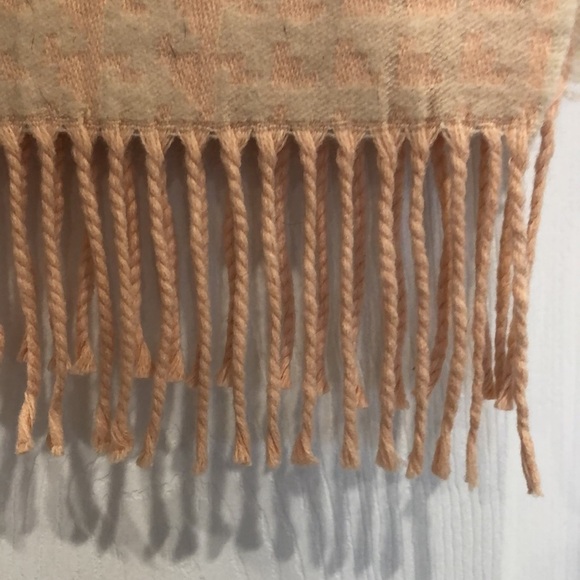 𝅺Banana Republic houndstooth scarf in Tutu Pink - Picture 4 of 6